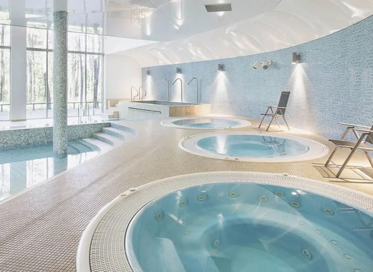 Basen z brodzikiem i trzy wanny jacuzzi to propozycja dla gości w każdym wieku