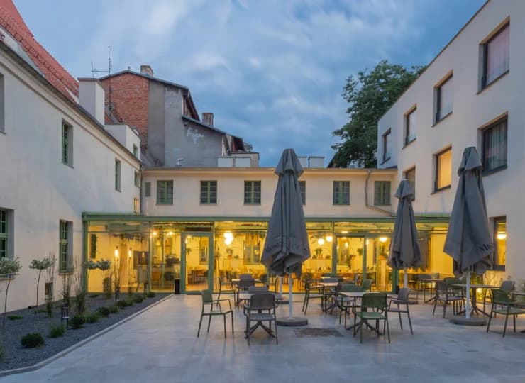 W ciepłej porze roku można smacznie zjeść na hotelowym patio