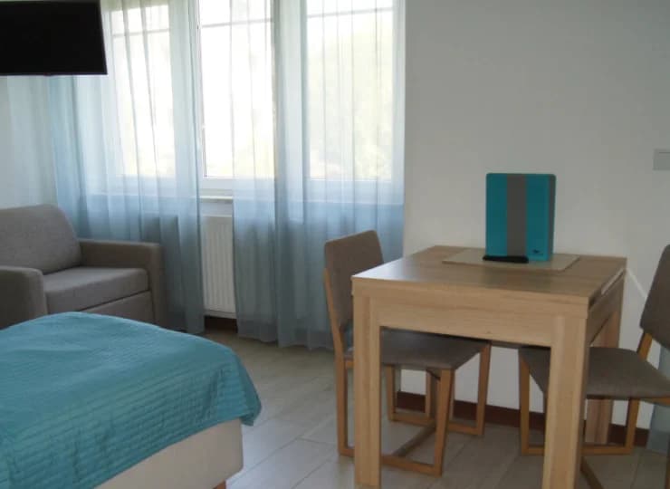 W każdym apartamencie przygotowano część jadalną ze stołem i krzesłami