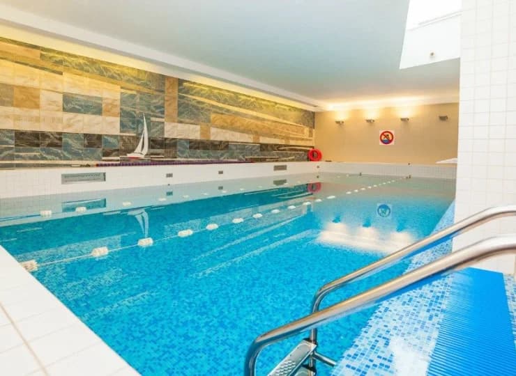 Kryty basen znajduje się w sąsiednim hotelu Premier Kraków****