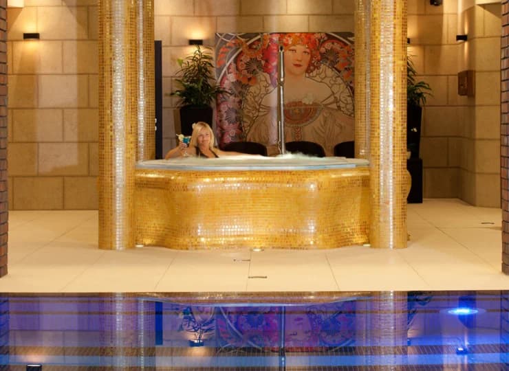 Jacuzzi sąsiaduje ze strefą basenową