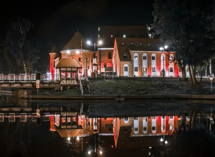 Hotel jest zlokalizowany w centrum Giżycka tuż nad kanałem