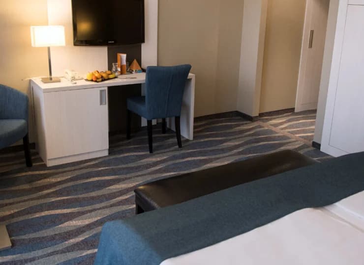 W pokoju jest minibar, sejf, TV, wifi, ręczniki, szlafroki