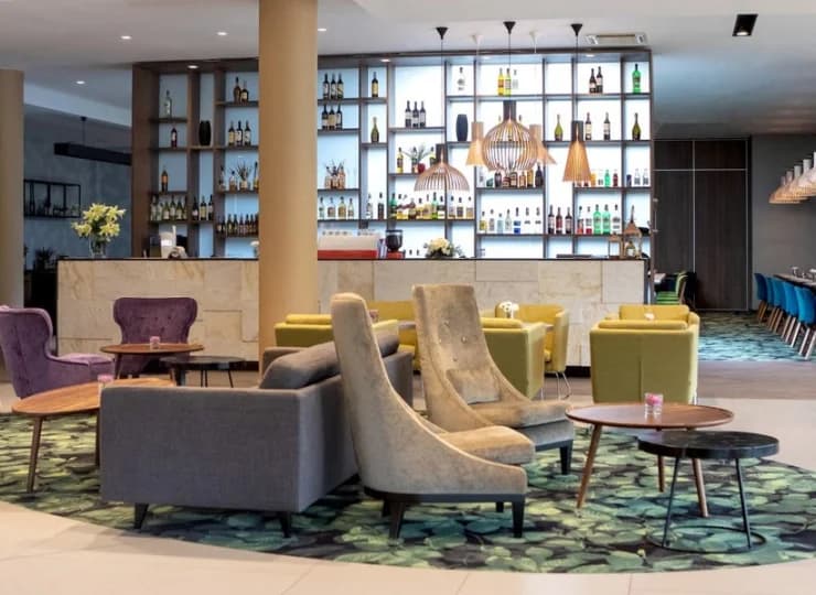 W hotelowym lobby mieści się drink bar z dużym wyborem trunków