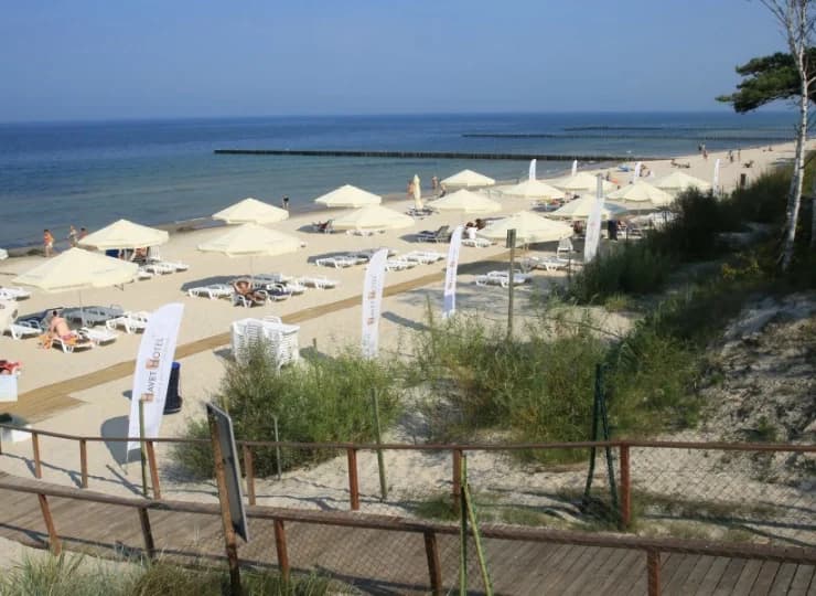 Prywatna plaża zapewnia komfort m.in. dzięki parasolom i leżakom