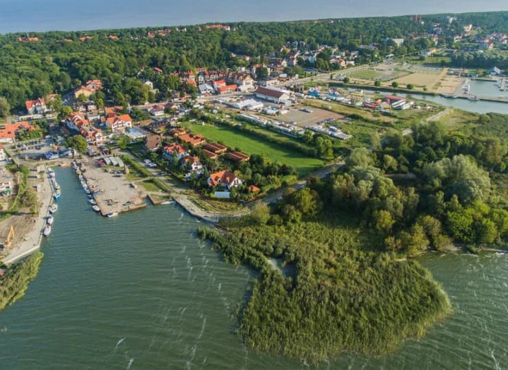 Hotel jest zlokalizowany nad Zalewem Wiślanym