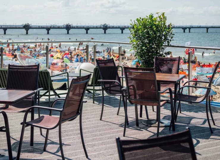 Hotel posiada taras z widokiem na molo