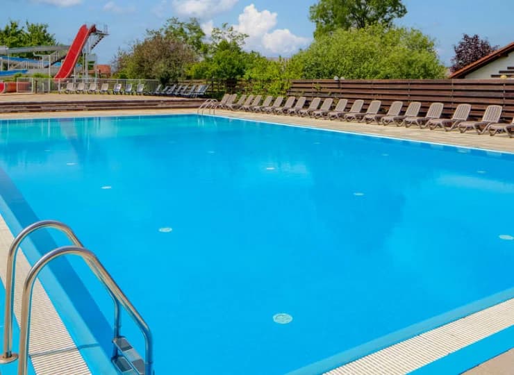 Jest tu sporo leżaków, ale też zjeżdżalnie
