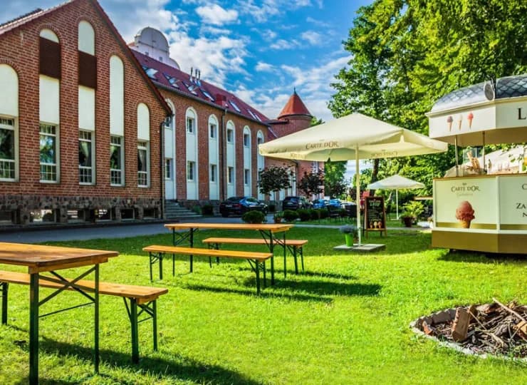Hotel w zamku jest otoczony atrakcyjnym terenem zielonym