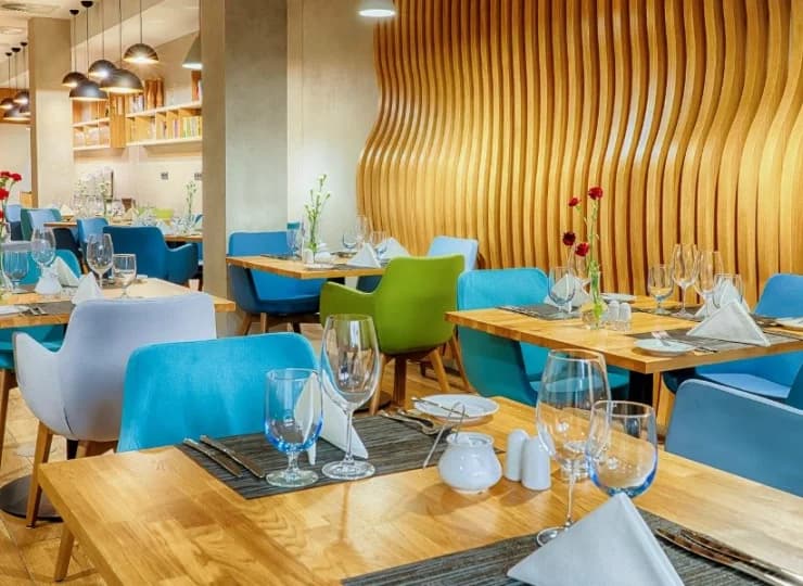 W hotelowej restauracji każdego dnia są podawane śniadania w formie bufetu