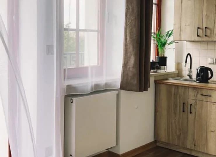 W aneksach znajduje się lodówka, kuchenka, czajnik