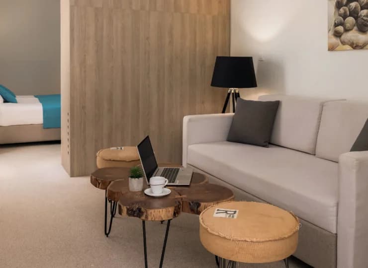 Apartament deluxe posiada rozdzieloną część sypialną i dzienną