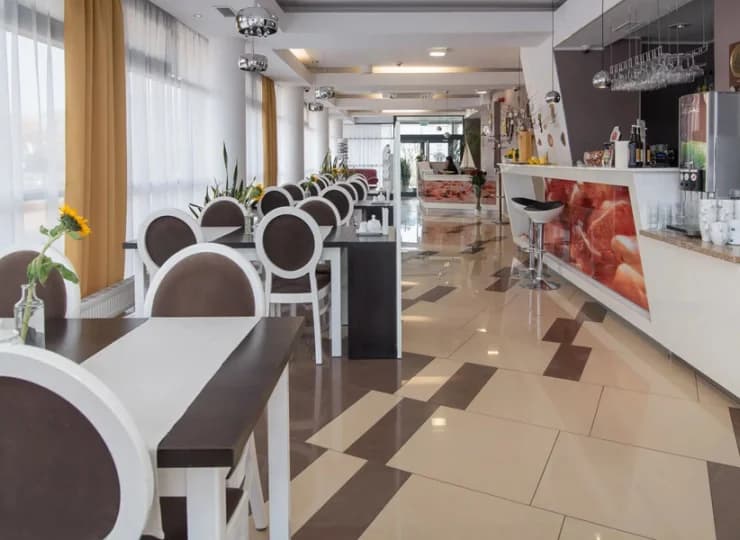Ofertę kulinarną uzupełnia szeroka gama alkoholi w hotelowym barze
