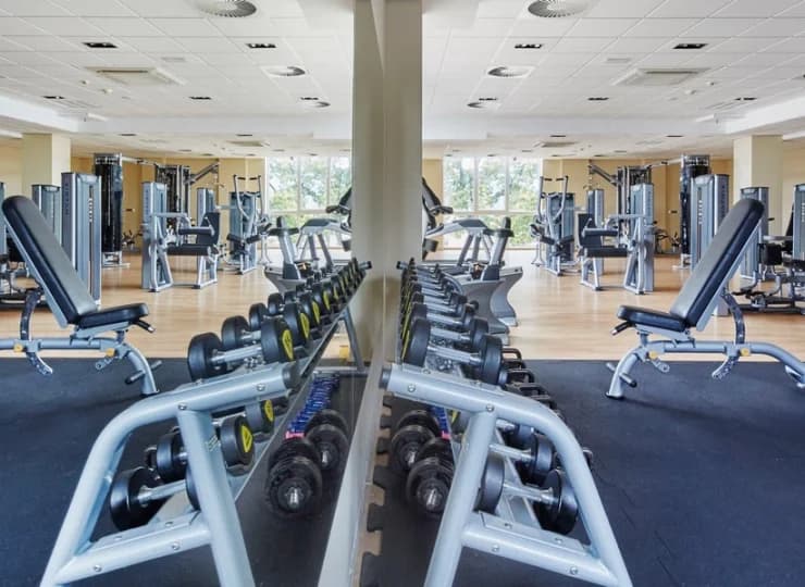 Hotel udostępnia salę fitness ze sprzętem do ćwiczeń