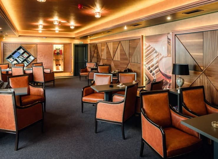 W hotelu jest restauracja, drink bar oraz Kawiarnia Literacka