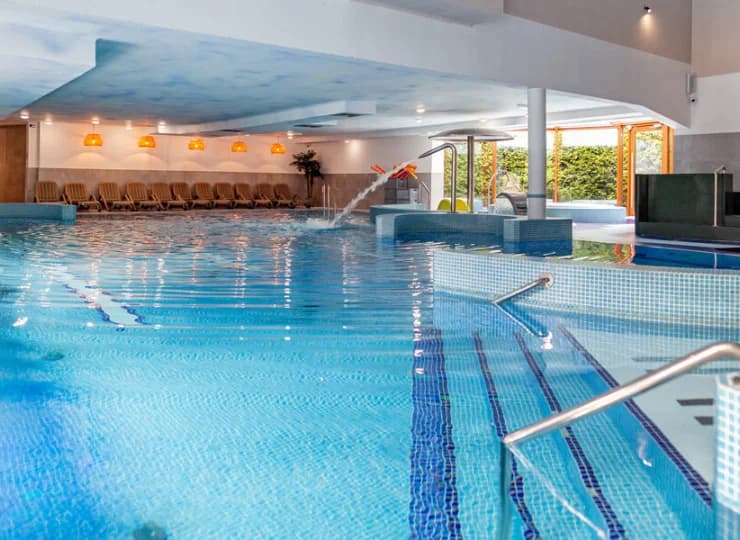 W parku wodnym znajdują się trzy baseny - sportowy, rekreacyjny oraz brodzik