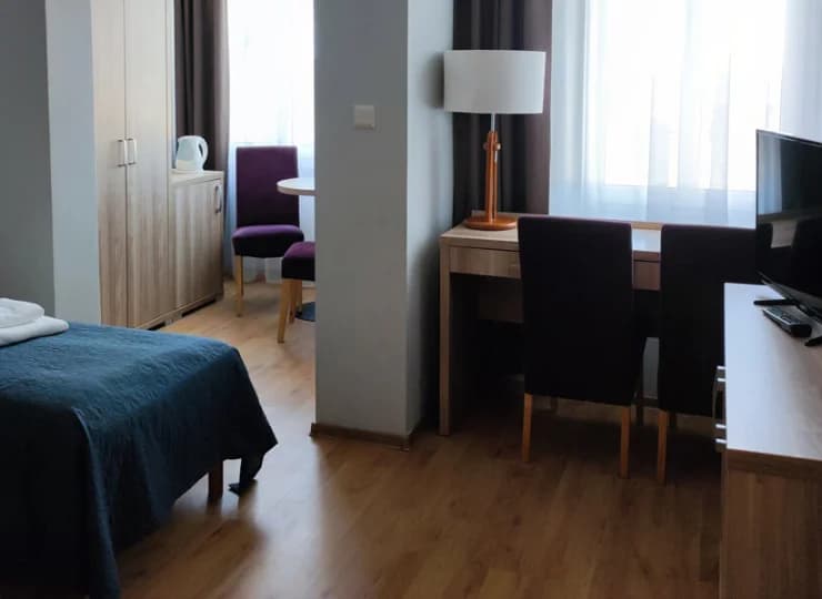 W każdym pokoju jest lodówka, czajnik elektryczny, TV, dostęp do Wi-Fi