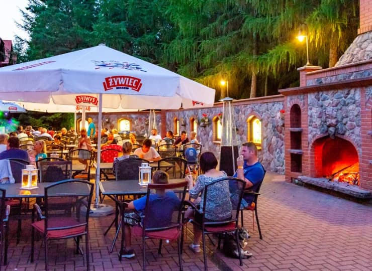 Goście lubią relaksować się i jeść posiłki na hotelowym patio