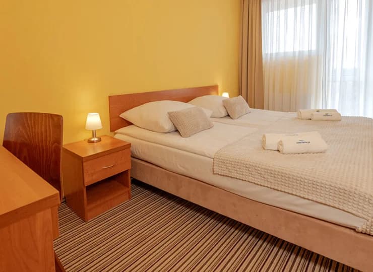 Pokoje są wygodne i starannie wykończone