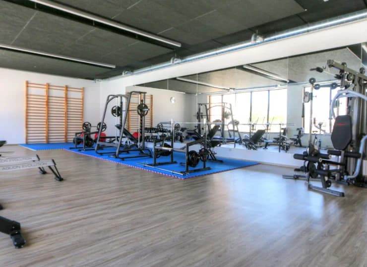 Aktywni goście mogą odbyć trening w dobrze wyposażonej sali fitness