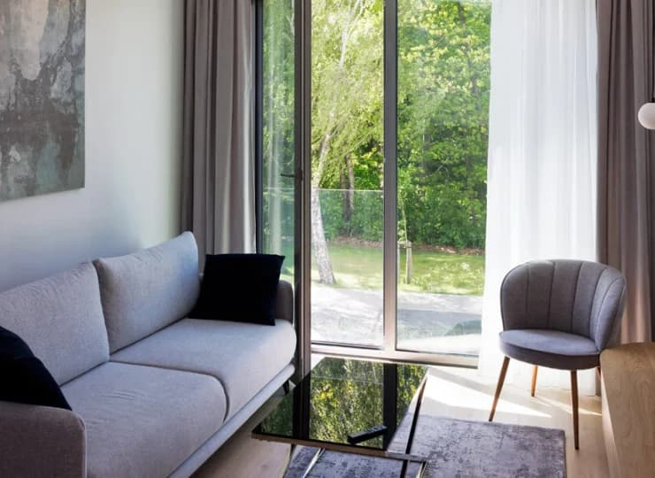 Apartament standard z widokiem na las i bocznym widokiem na jezioro