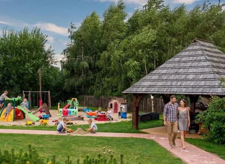 Na dzieci czeka atrakcyjny plac zabaw, a tuż obok wiata grillowa