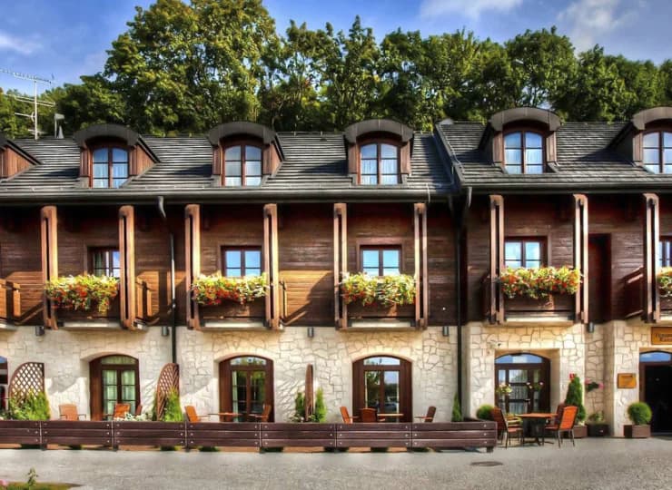 Klimatyczny budynek wewnątrz kryje eleganckie i komfortowe wnętrza