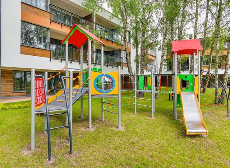 Na zielonym terenie obiektu urządzono plac zabaw