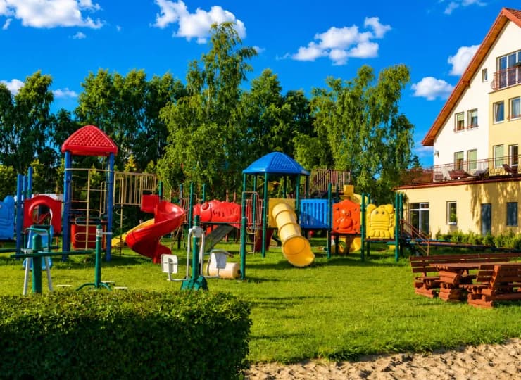 Na terenie posesji znajduje się duży plac zabaw oraz inne atrakcje dla dzieci