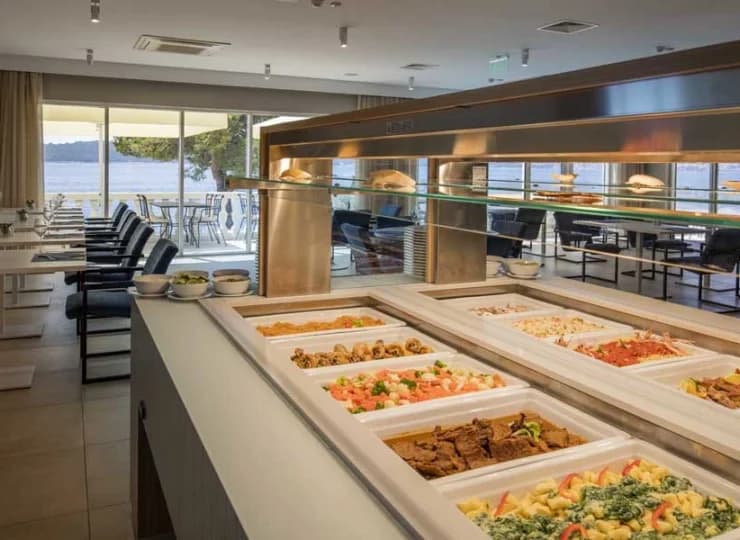 Restauracja bufetowa oferuje posiłki 3 razy dziennie