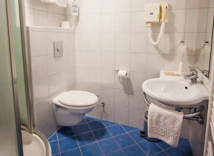 Każdy pokój ma prywatną łazienkę z prysznicem i suszarką do włosów