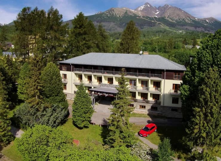 Hotel Lujza Major jest położony u stóp majestatycznych Tatr