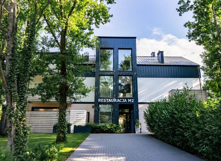 W budynku głównym mieści się restauracja, pokoje i apartamenty