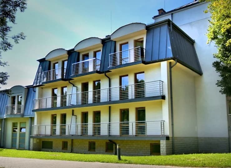 Budynek Term Pałacowych Nałęczowianka położony jest w otoczeniu Parku Zdrojowego
