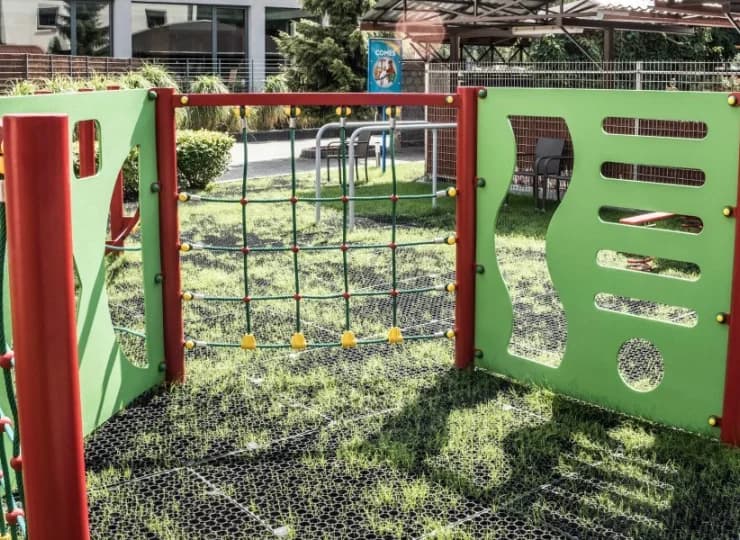 Przy hotelu znajduje się plac zabaw dla dzieci (z wyjściem z restauracji)