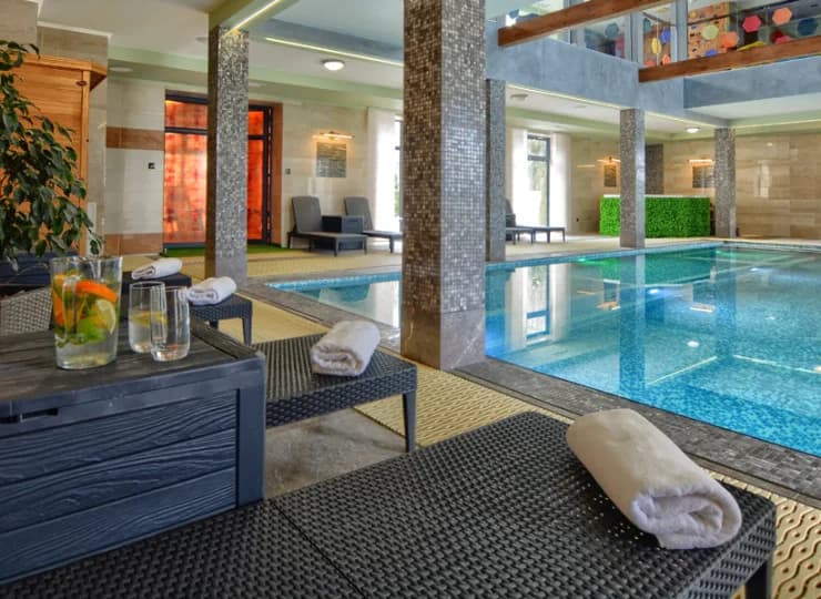 Goście mogą korzystać z krytego basenu, strefy saun, jacuzzi i groty solnej
