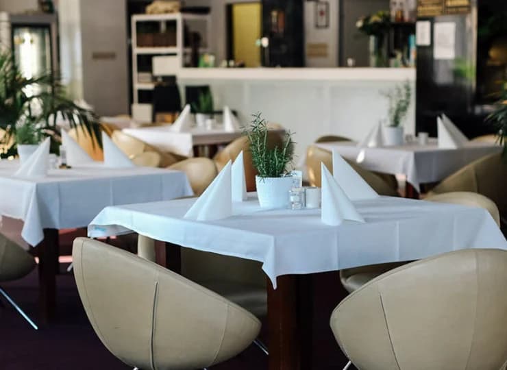 Jest elegancka restauracja z daniami do wyboru z karty