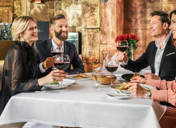 W hotelu znajdują się restauracja Czerwony Grzybek
