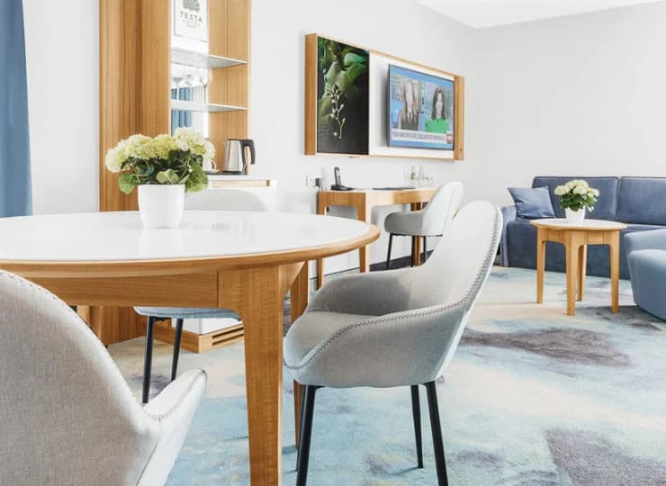 W pokojach klasy deluxe mieści się dodatkowa sofa dla 2 osób