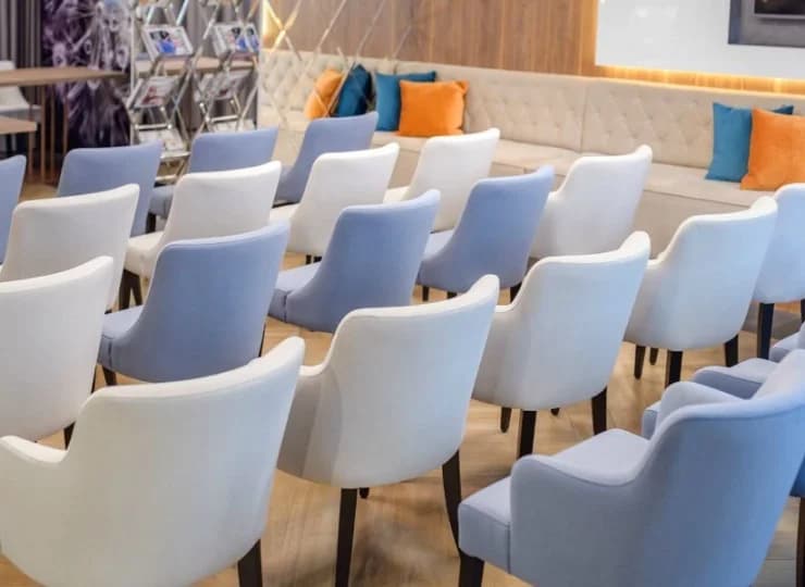 W obiekcie znajdują się sale konferencyjne