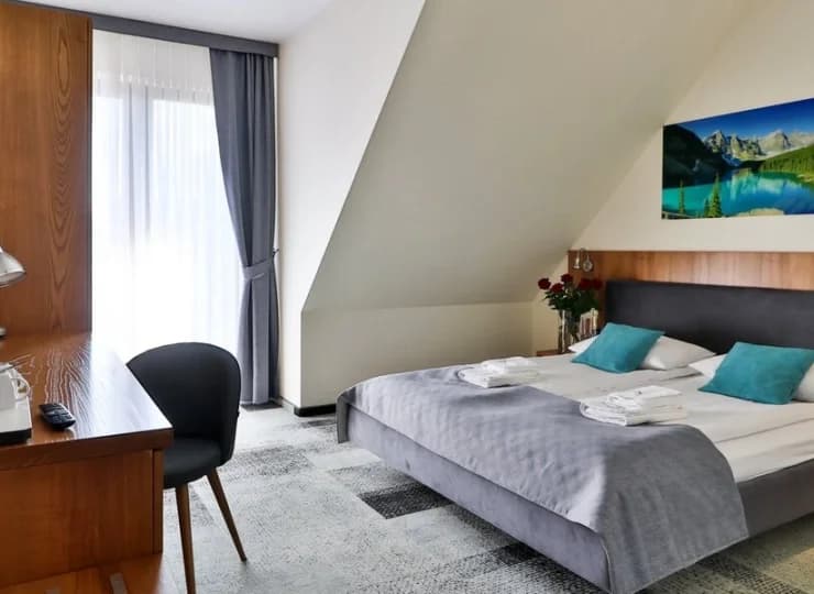 Niektóre z pokoi posiadają balkon z widokiem (m.in. na góry)