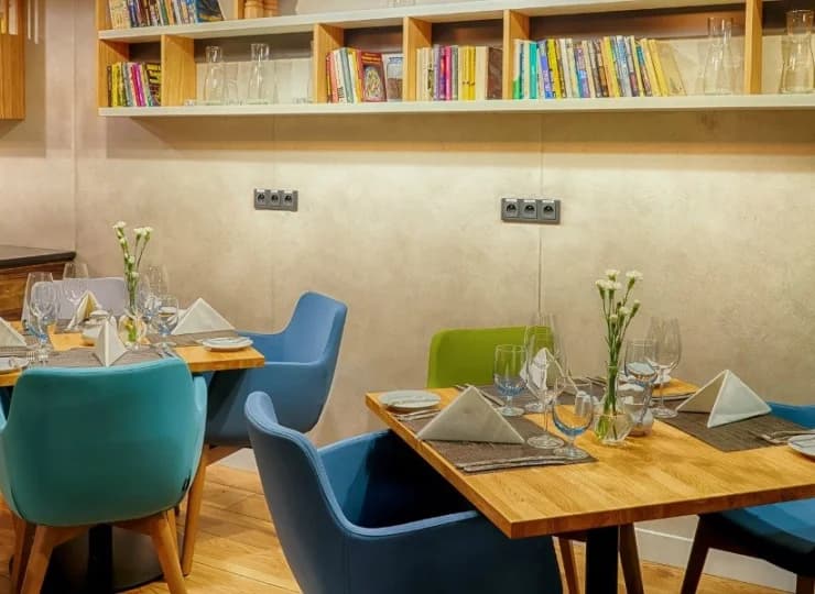 Wystrój restauracji jest prosty i elegancki