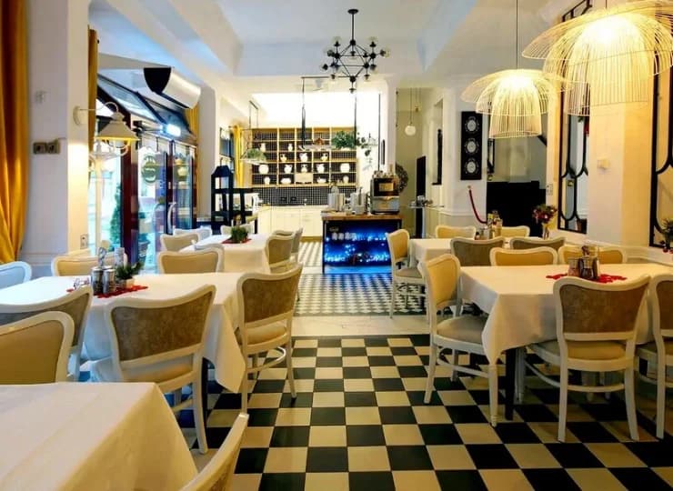 W hotelu znajduje się restauracja i bar