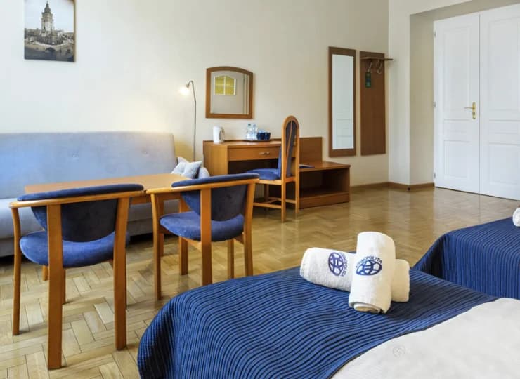 W takim pokoju znajdują się dwa łóżka oraz rozkładana sofa
