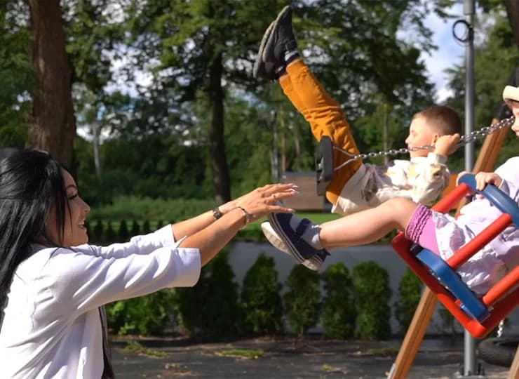 Plac zabaw na świeżym powietrzu pozwala na zabawę pośród jodu