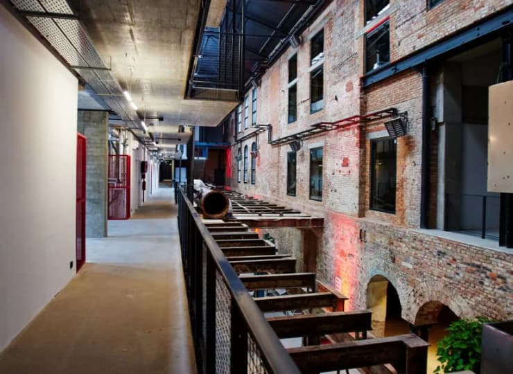 Obiekt zaaranżowano w postindustrialnych wnętrzach dawnej fabryki cukru