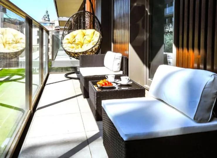 Apartament 4+2 z sauną i tarasem ma wygodne miejsce relaksu na zewnątrz