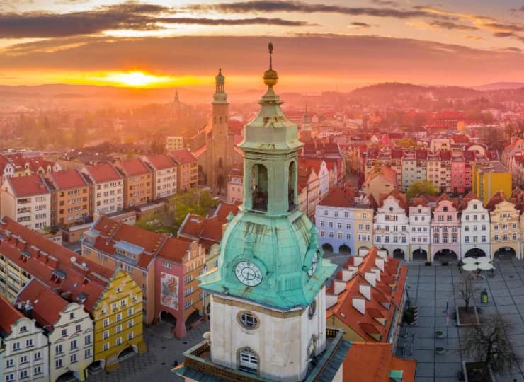 Hotel jest położony nieopodal zabytkowego centrum Jeleniej Góry