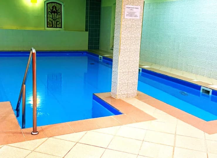 Jest tutaj kryty basen, grota solna oraz SPA