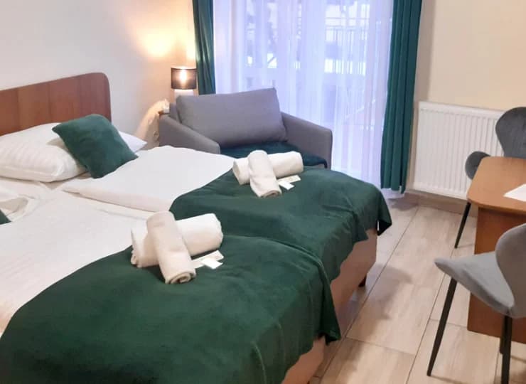 W pokojach 2+1 dodatkowo mieści się rozkładany fotel, pełniący rolę dostawki